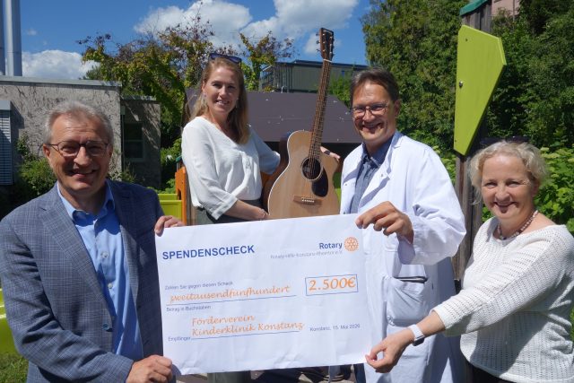 Der Rotary Club Konstanz-Rheintor unterstützt in Zusammenarbeit mit dem Förderverein der Kinderklinik die Musiktherapie in der Kinder- und Jugendmedizin am Klinikum Konstanz. Seit diesem Jahr musiziert die Musikpädagogin Tina wöchentlich mit Kleinkindern ebenso wie mit Jugendlichen. Ihr Anliegen ist es, jungen Menschen etwas zu bieten, was Freude macht und ihnen erlaubt, Gefühle auszudrücken.
Gerade Langzeitpatientinnen und -patienten im psychosomatischen Bereich sowie chronische Schmerzpatientinnen und -patienten erleben mit Tina die heilsame Wirkung von Musik. Auch in der Neonatologie schafft das gemeinsame Singen eine wohltuende Atmosphäre für Neugeborene und ihre Eltern.
Der Rotary Club Konstanz-Rheintor will gemeinsam mit dem Förderverein dieses wertvolle Angebot auch über die Anfangsphase hinaus langfristig fördern. https://foerderverein-kinderklinik-konstanz.de/tina-unsere-musikpaedagogin/
