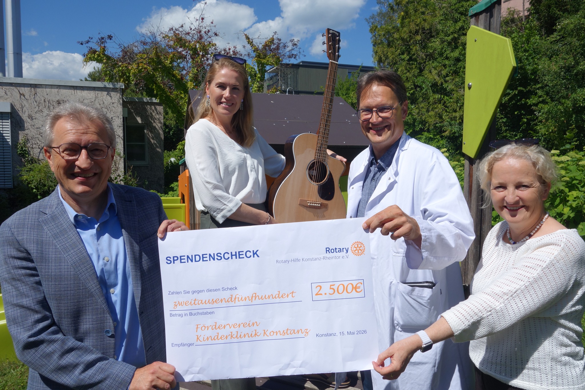 Der Rotary Club Konstanz-Rheintor unterstützt in Zusammenarbeit mit dem Förderverein der Kinderklinik die Musiktherapie in der Kinder- und Jugendmedizin am Klinikum Konstanz. Seit diesem Jahr musiziert die Musikpädagogin Tina wöchentlich mit Kleinkindern ebenso wie mit Jugendlichen. Ihr Anliegen ist es, jungen Menschen etwas zu bieten, was Freude macht und ihnen erlaubt, Gefühle auszudrücken.
Gerade Langzeitpatientinnen und -patienten im psychosomatischen Bereich sowie chronische Schmerzpatientinnen und -patienten erleben mit Tina die heilsame Wirkung von Musik. Auch in der Neonatologie schafft das gemeinsame Singen eine wohltuende Atmosphäre für Neugeborene und ihre Eltern.
Der Rotary Club Konstanz-Rheintor will gemeinsam mit dem Förderverein dieses wertvolle Angebot auch über die Anfangsphase hinaus langfristig fördern. https://foerderverein-kinderklinik-konstanz.de/tina-unsere-musikpaedagogin/