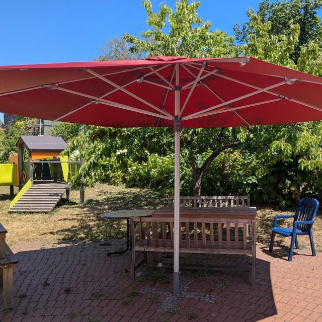 🌞 Ein neuer Schattenplatz für unsere kleinen und großen Patienten
✨ Manchmal sind es die kleinen Dinge, die einen großen Unterschied machen.
Unser alter Sonnenschirm war über die Jahre durch Sonne und Witterung stark beschädigt worden. Der Stoff wurde porös, brüchig und bekam immer mehr Löcher. ☀️🌧️
Dank eurer Spenden können wir unseren Patientinnen und Patienten nun wieder einen schattigen Rückzugsort im Klinikgarten bieten. Der neue Schirmbezug strahlt schon von Weitem im dunklen Bordeaux und lädt mit seinem angenehm kühlen Schatten zum Verweilen ein. 🌳💜
Besonders freut sich unsere Kunstpädagogin Uli: Gemeinsam mit den Kindern nutzt sie den geschützten Platz, um kreative Ideen zum Leben zu erwecken und wunderschöne Kunstwerke entstehen zu lassen. 🎨✨
Ein herzliches Dankeschön an alle, die dies möglich gemacht haben! 💜
#FördervereinKinderklinikKonstanz #KinderklinikKonstanz #glkn_starkindiezukunft