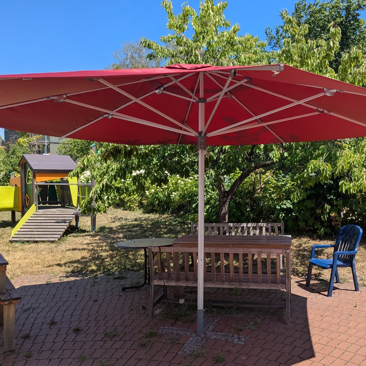 🌞 Ein neuer Schattenplatz für unsere kleinen und großen Patienten
✨ Manchmal sind es die kleinen Dinge, die einen großen Unterschied machen.
Unser alter Sonnenschirm war über die Jahre durch Sonne und Witterung stark beschädigt worden. Der Stoff wurde porös, brüchig und bekam immer mehr Löcher. ☀️🌧️
Dank eurer Spenden können wir unseren Patientinnen und Patienten nun wieder einen schattigen Rückzugsort im Klinikgarten bieten. Der neue Schirmbezug strahlt schon von Weitem im dunklen Bordeaux und lädt mit seinem angenehm kühlen Schatten zum Verweilen ein. 🌳💜
Besonders freut sich unsere Kunstpädagogin Uli: Gemeinsam mit den Kindern nutzt sie den geschützten Platz, um kreative Ideen zum Leben zu erwecken und wunderschöne Kunstwerke entstehen zu lassen. 🎨✨
Ein herzliches Dankeschön an alle, die dies möglich gemacht haben! 💜
#FördervereinKinderklinikKonstanz #KinderklinikKonstanz #glkn_starkindiezukunft