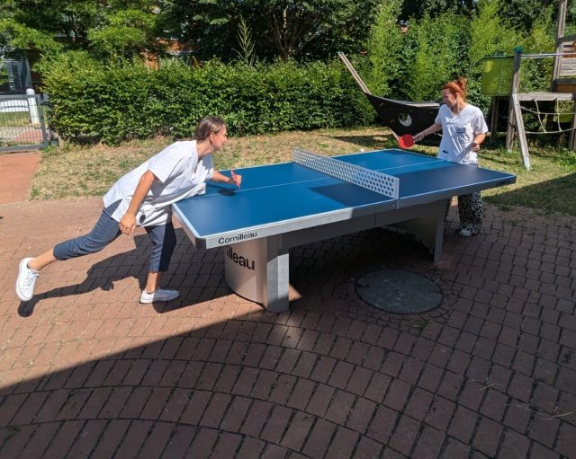 🏓✨ Im Garten der Kinderklinik gibt es ein neues Highlight! Dank eurer Spenden steht nun eine Outdoor Tischtennisplatte bereit. Aufgebaut wurde sie von unseren großartigen Haustechnikern, und sobald sie am Boden fest verankert war, wurde sie auch schon von den Diabetes Kids getestet und für „super“ befunden.

Jetzt heißt es: spielen, lachen, bewegen. Gemeinsam schaffen wir Momente, die stärken, verbinden und glücklich machen. Danke für eure Unterstützung! 💙🏓