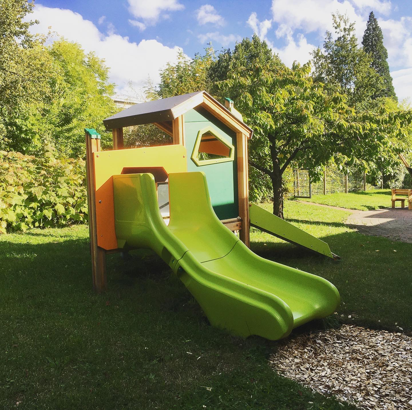 Neu gestalteter Außenbereich der Kinderklinik